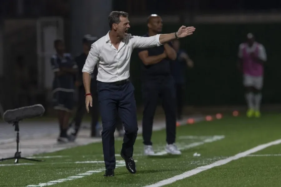 Diego Cocca dando indicaciones en duelo frente a Surinam