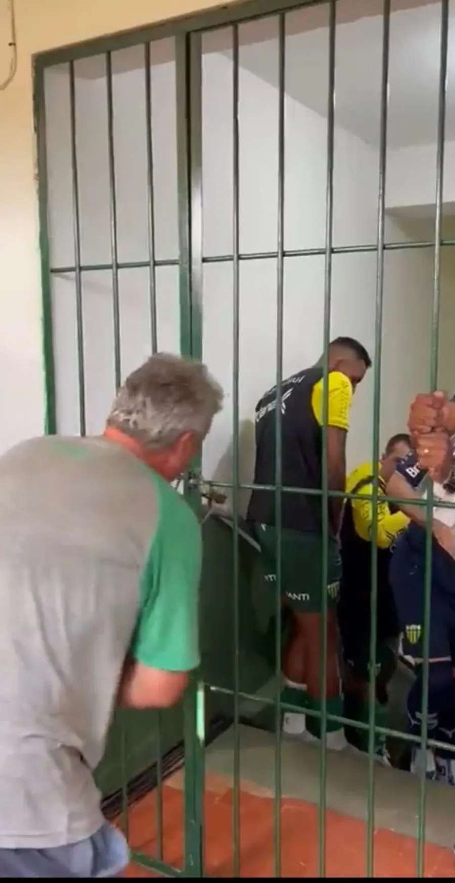 Autoridades del Estadio rompiendo candado