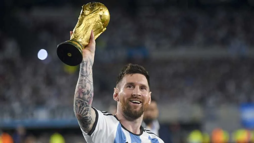 Messi sosteniendo la Copa del Mundo
