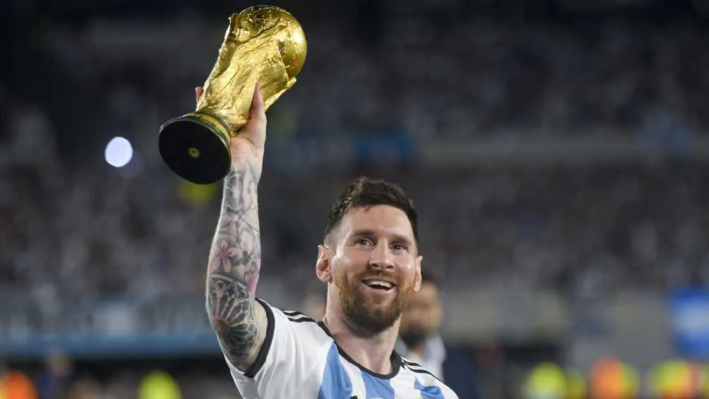 Messi mostrando la Copa del Mundo