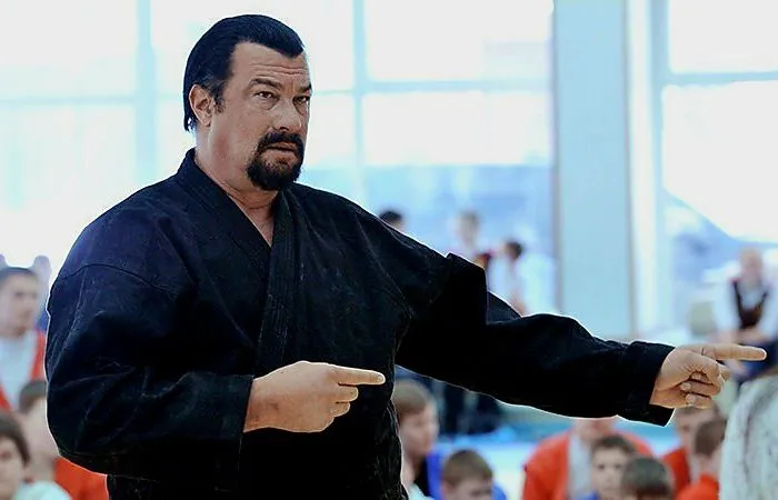 INSTAGRAM: @seagalofficial Steven Seagal vestido para practicar artes marciales