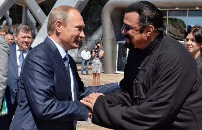 ESPECIAL Vladimir Putin y Steven Seagal saludándose