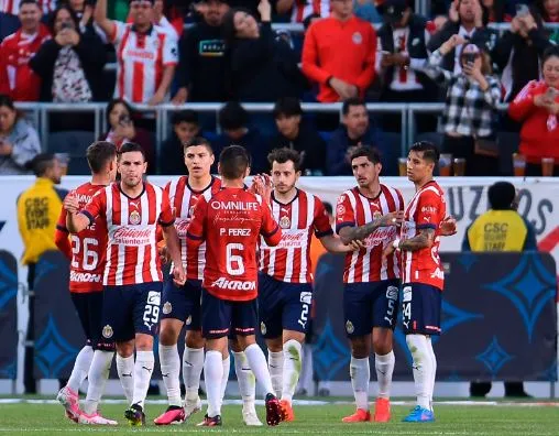 Chivas en festejo de gol