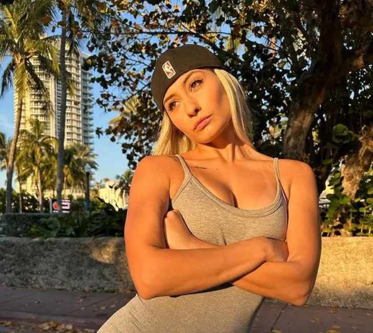 Instagram @issavegas La modelo argentina en una sesión de fotos