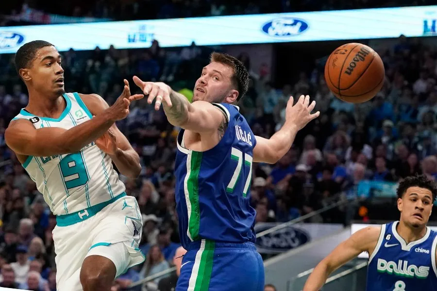 AP Disputa del balón entre jugador de Dallas y Charlotte