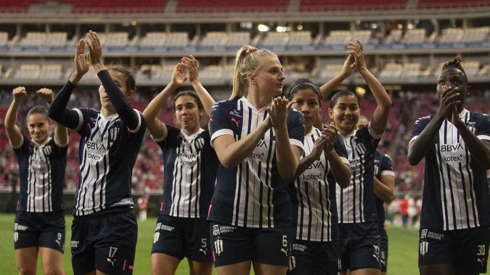 Jugadoras de Monterrey aplaudiendo a la afición