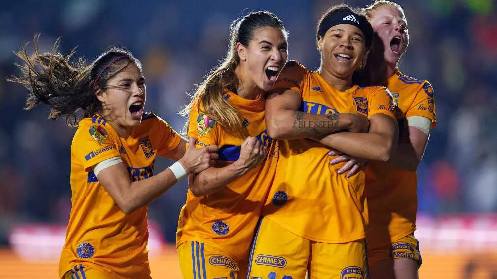 Jugadoras de Tigres clebrando gol vs América