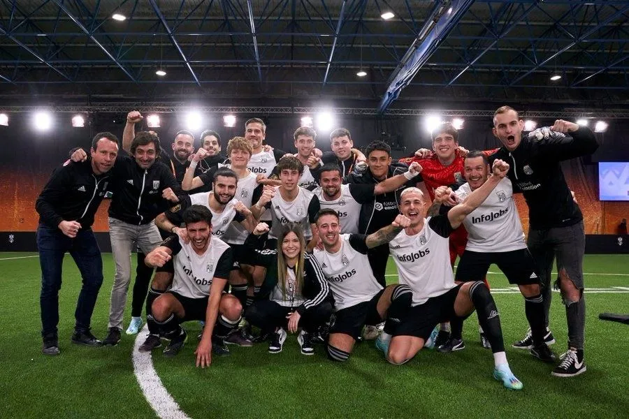 Rivers con su equipo después de un juego