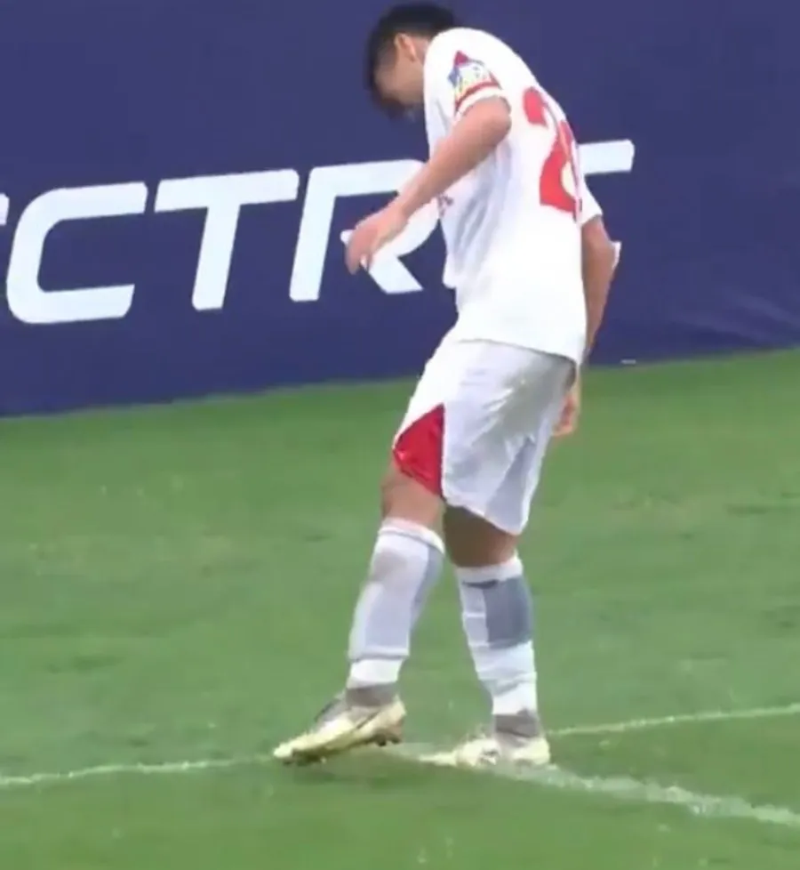 Futbolista de Vietnam al momento de sentir dolor tras festejo