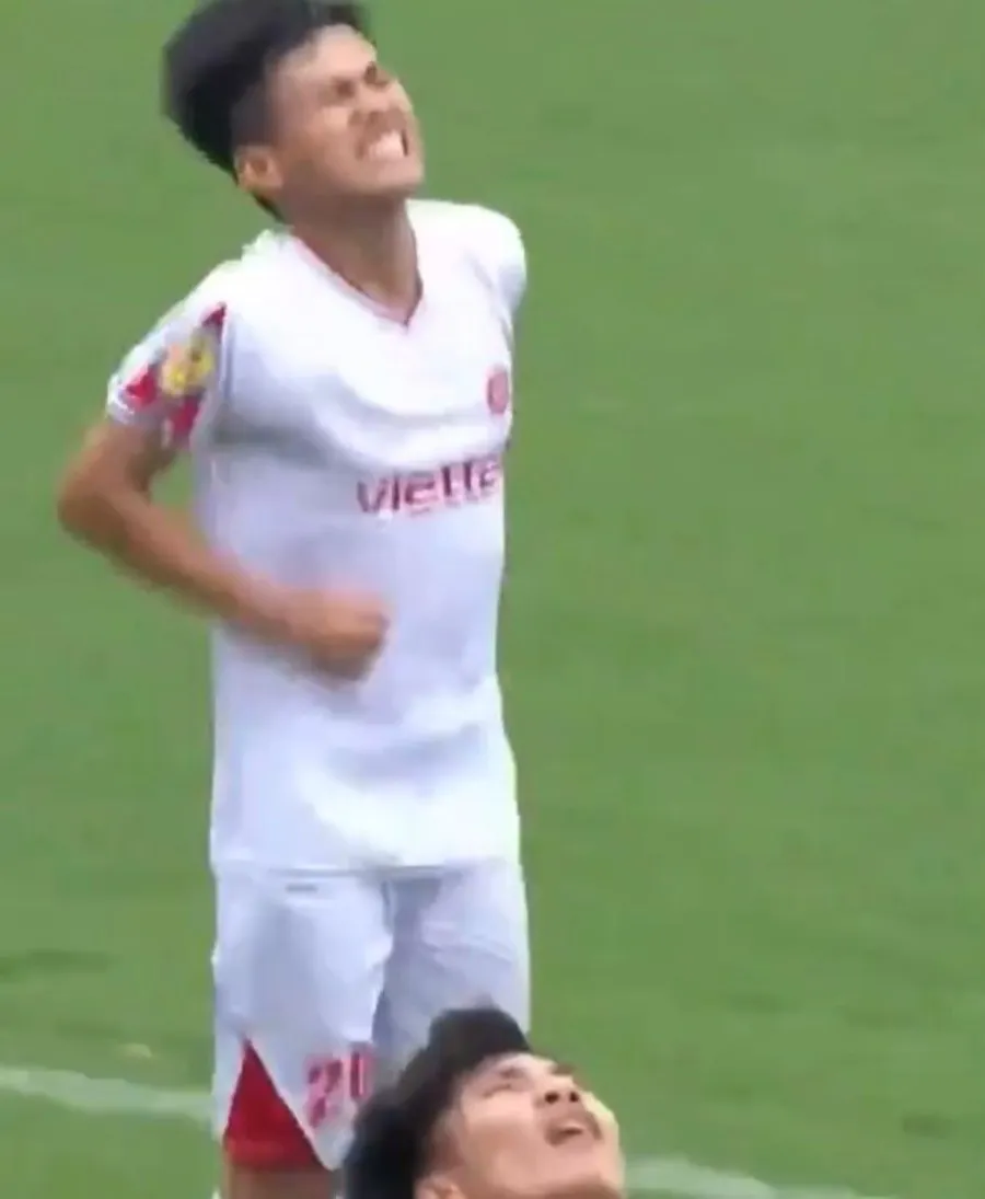 Imitador de CR7 quejándose tras la celebración