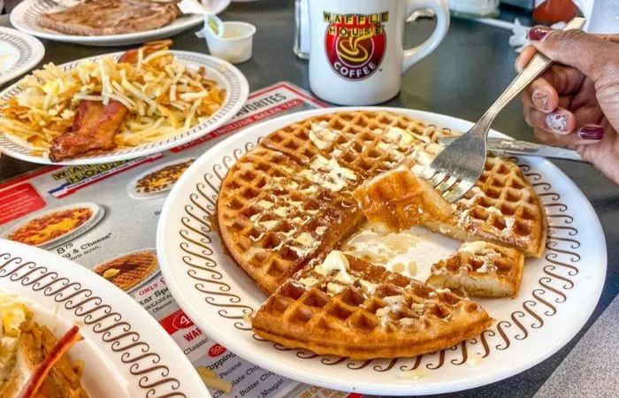 Waffle acompañado de miel y mantequilla