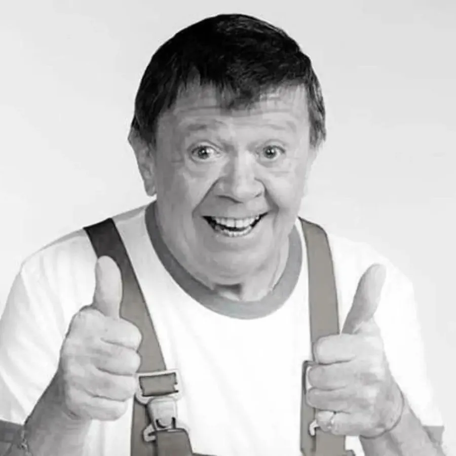 Chabelo con su típica pose
