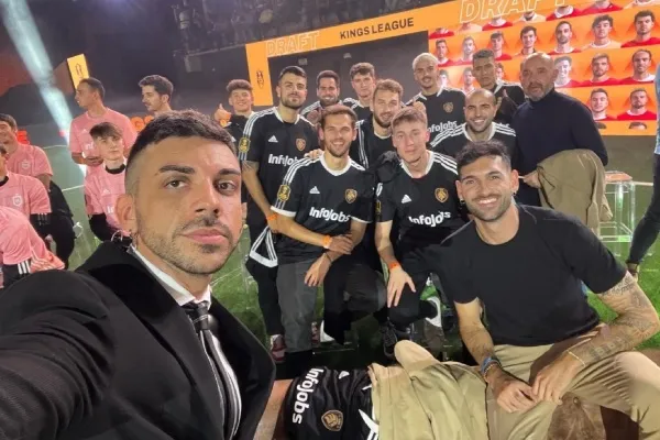 El streamer junto a su club de la Kings League