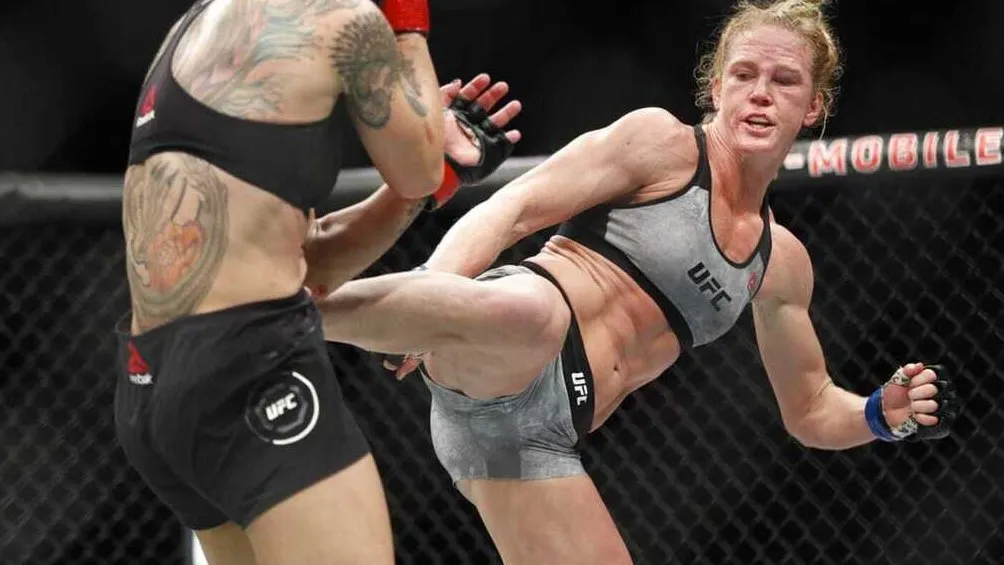Holm intenta la patada en un combate previo