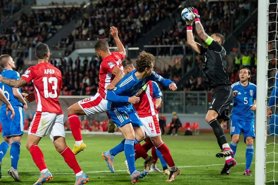 Italia ganó por primera vez en las eliminatorias