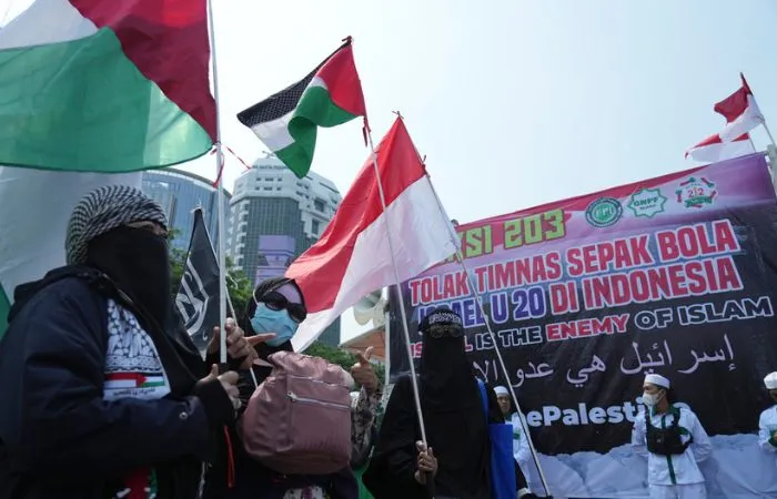 AP Manifestantes de Indonesia con banderas de apoyo a Palestina en Jakarta