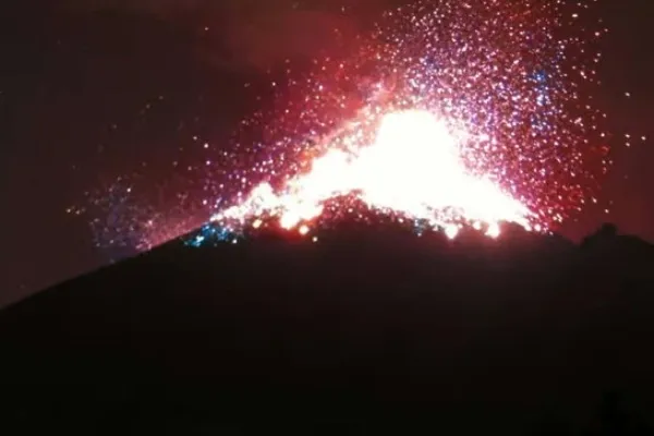 Lanzó material incandescente