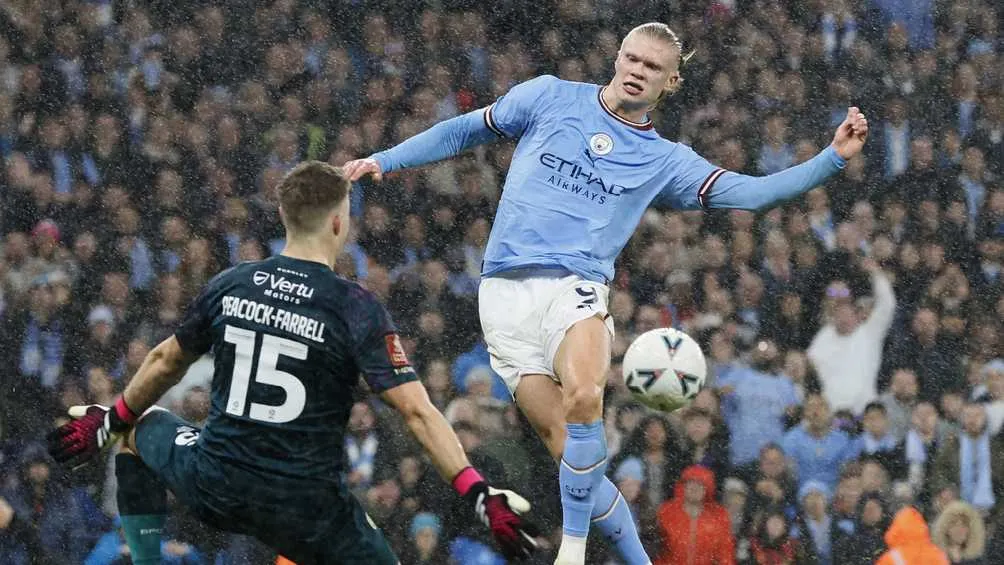 Haaland definiendo ante el Burnley