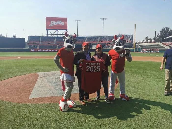 Sainz y Díaz posan con las mascotas de los escarlatas