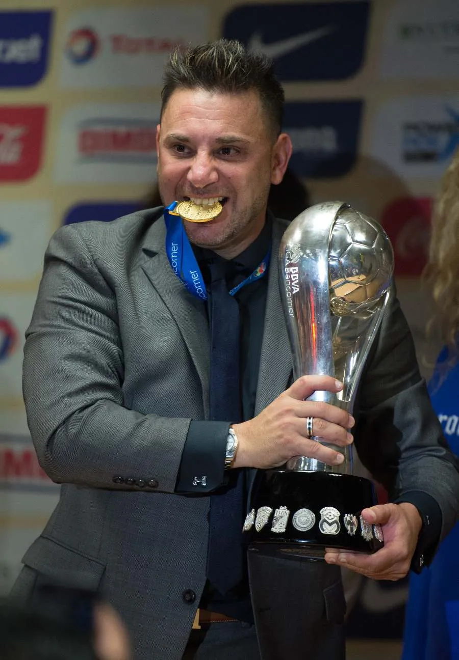 Antonio Mohamed con el Trofeo de Liga MX