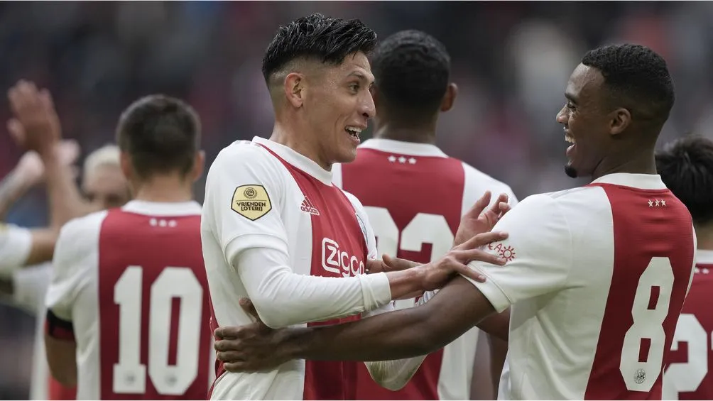 Álvarez celebra gol con el Ajax neerlandés