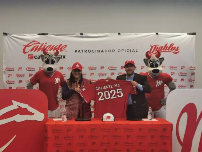 Fernanda Sainz y Othón Díaz en conferencia de prensa