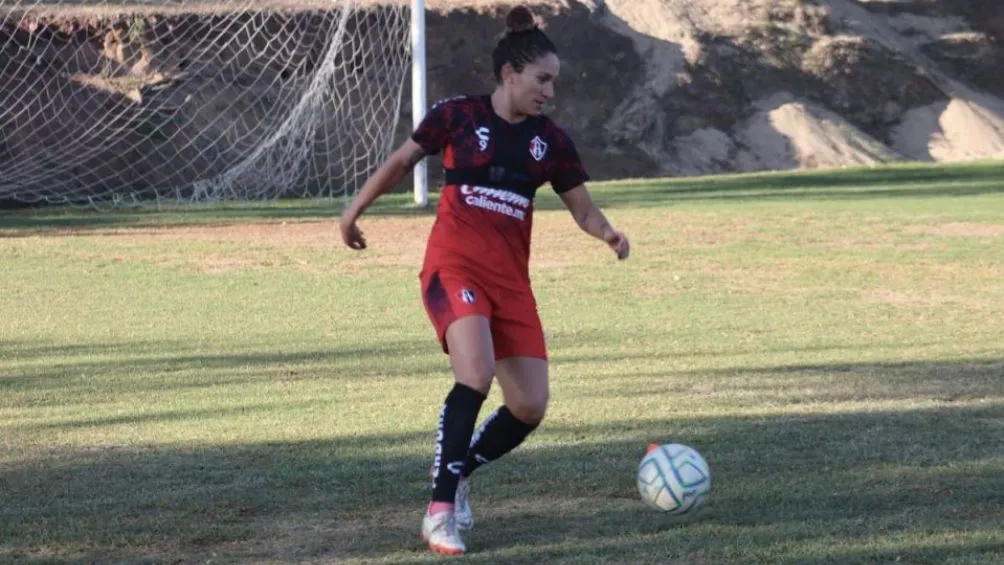 Carolina Venegas en un entrenamiento con las rojinegras