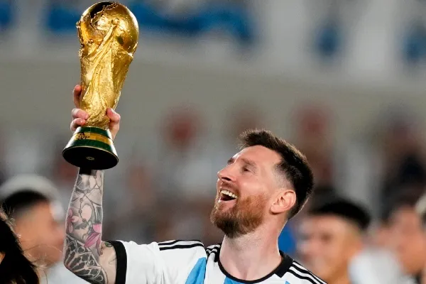 AP Messi con la Copa del Mundo