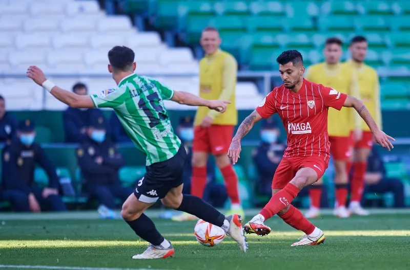 AP Corona dribla a un rival