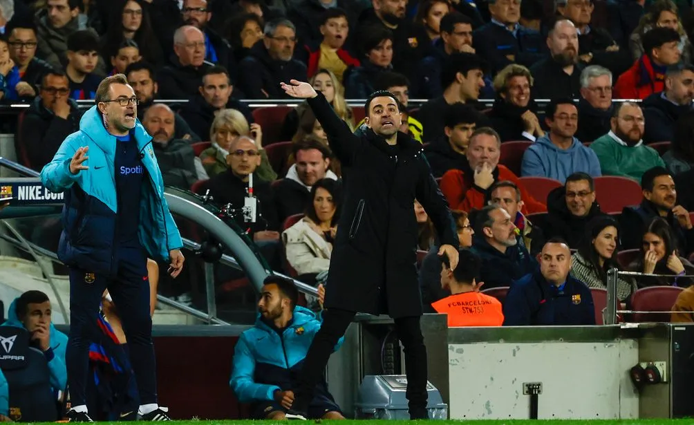 AP Xavi Hernández da indicaciones en el banquillo del Barça