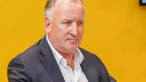 El exjugador Andreas Brehme se convierte en tendencia tras video en topless de su pareja