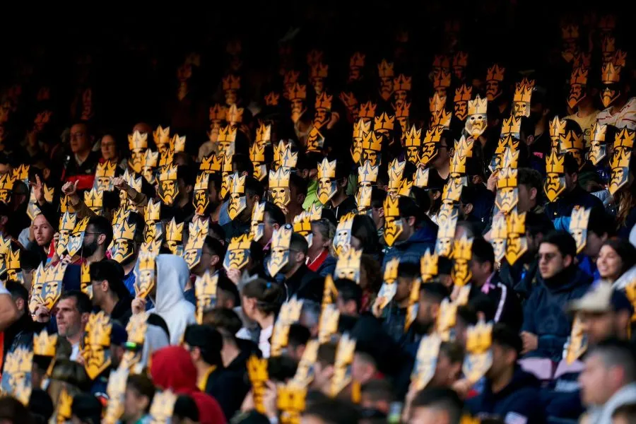 Aficionados en el Camp Nou viendo la Final
