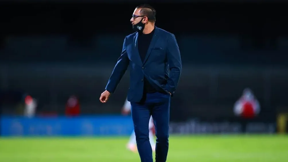 Mohamed le da indicaciones a sus dirigidos