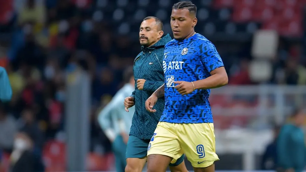 Roger Martínez en un calentamiento con América