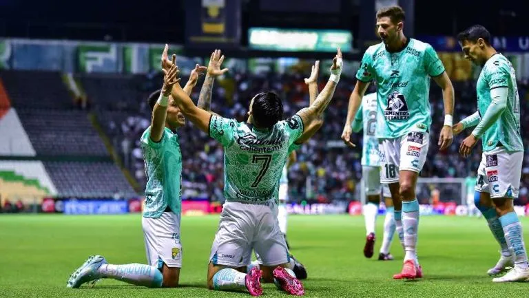 Jugadores de León festejando goleada