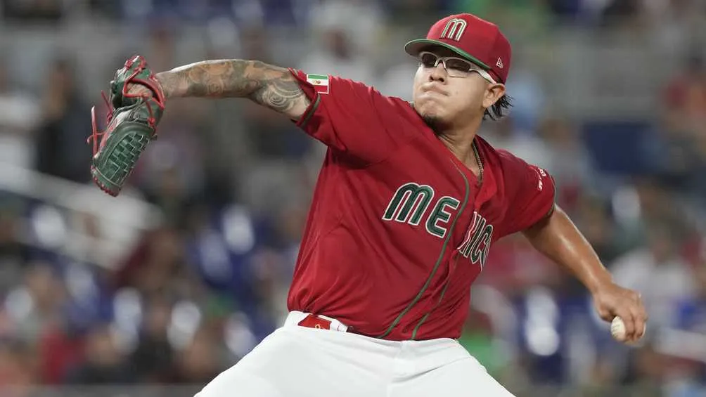 Julio Urías lanzando con México