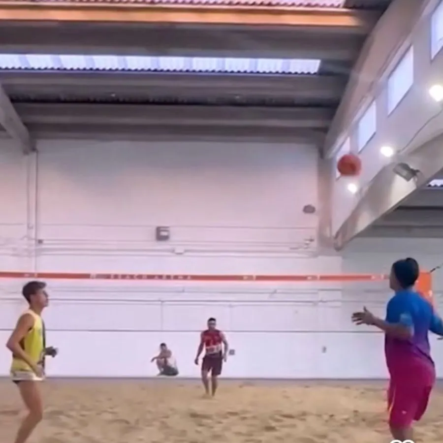 ESPECIAL Juego de fut-voley entre Ronaldinho y sus amigos