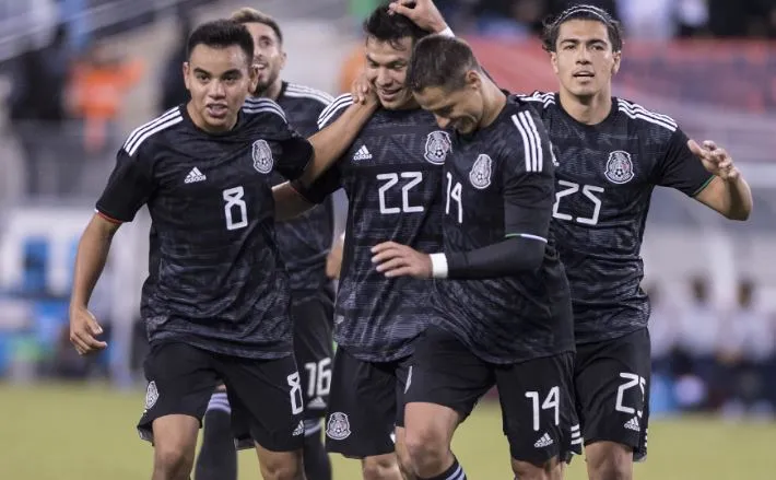 CH14 festeja con sus compañeros de Selección