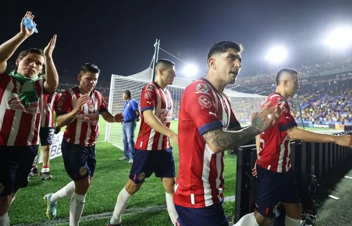 Jugadores de Chivas saliendo de la cancha del Estadio Universitario en la victoria ante Tigres
