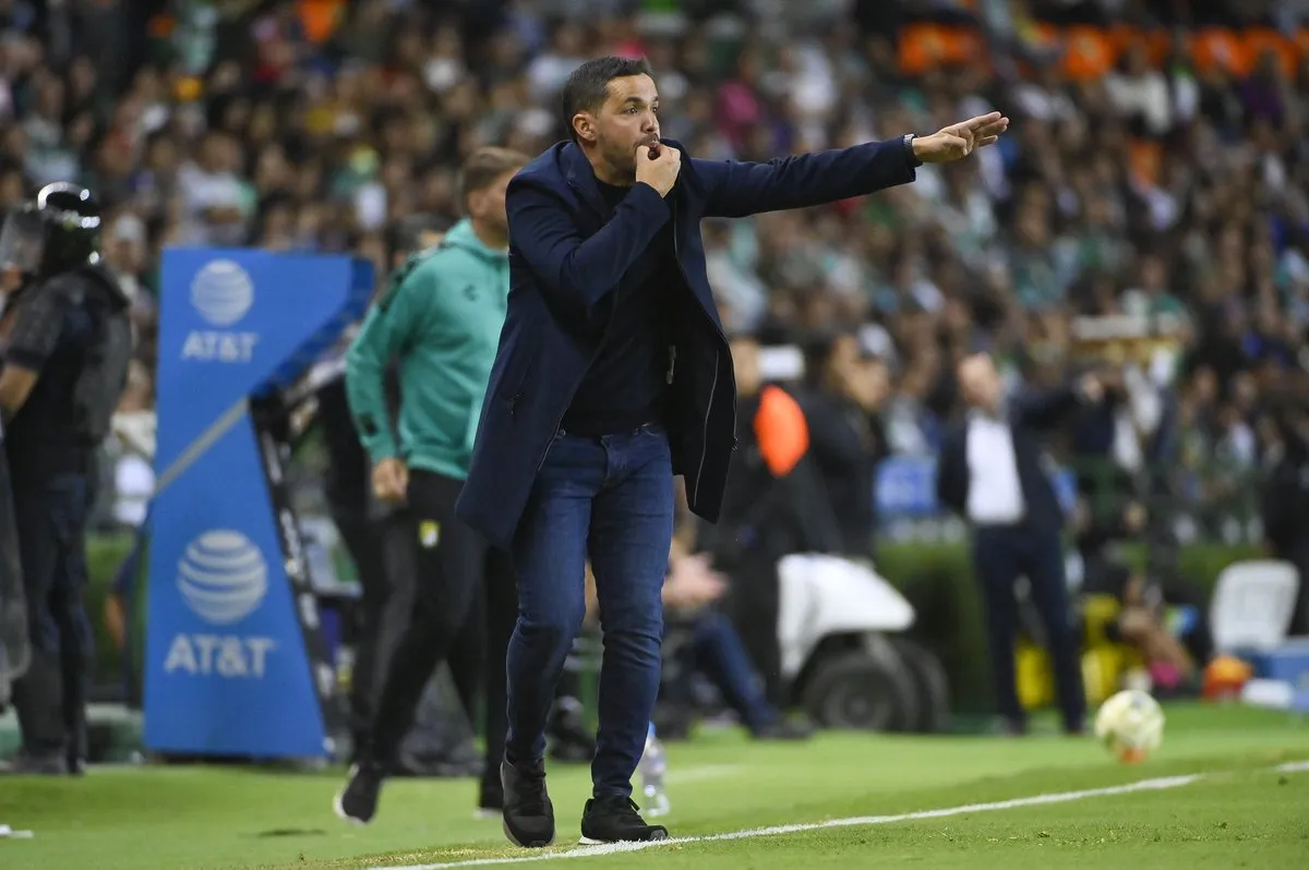 El entrenador da indicaciones durante un partido de León