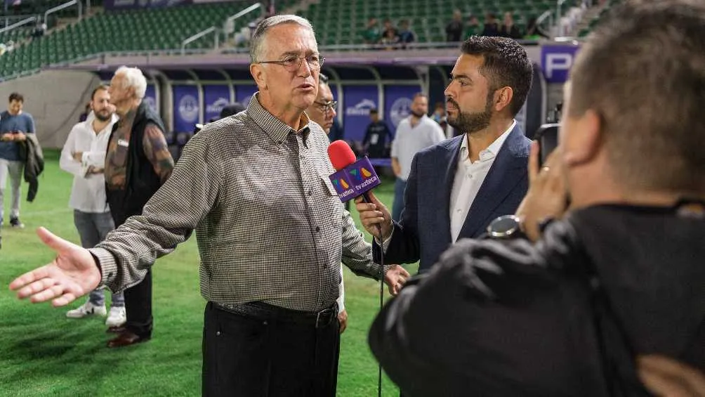 Salinas en entrevista en el Estadio de Mazatlán