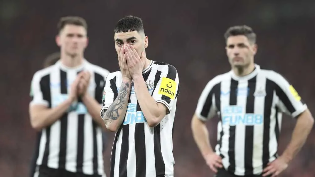 AP Jugadores del Newcastle se lamentan derrota