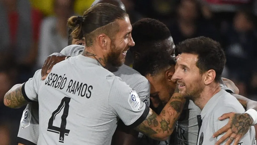 Sergio Ramos festeja un gol del PSG junto a Messi y Neymar