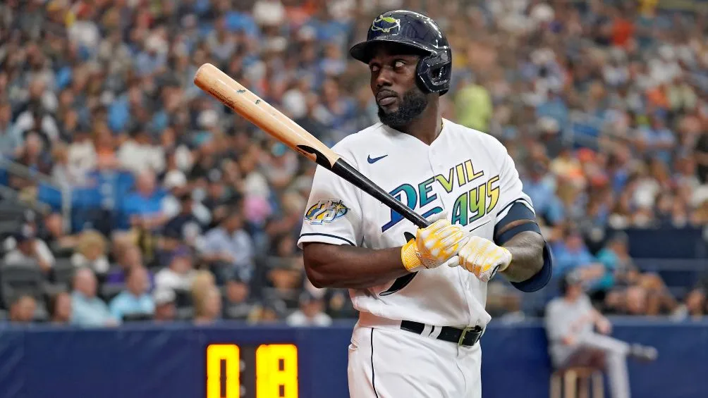 AP Randy Arozarena luce con el bat en los Rays