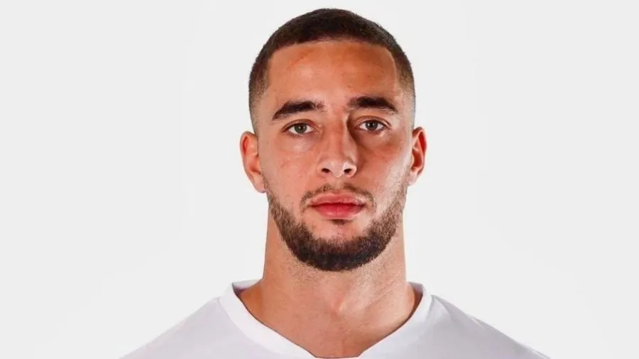 Sofian Kiyine posando para foto del club