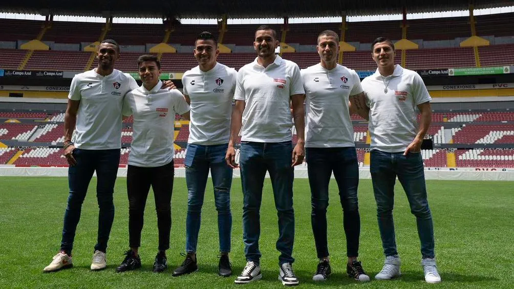 ESPECIAL Jugadores de ambas escuadras se sacan la foto en el día de medios