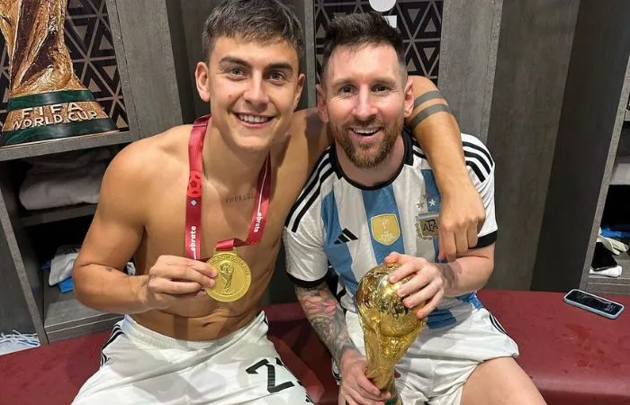 Paulo Dybala y Lionel Messi celebrando el título de Copa del Mundo en Qatar