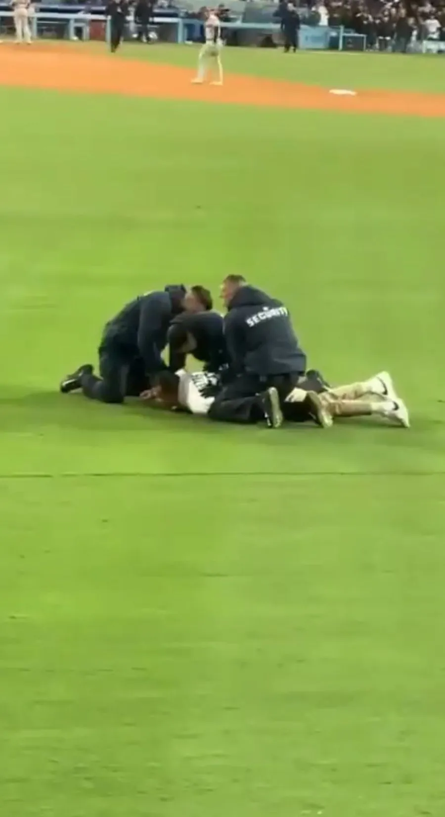 Seguridad del Estadio asegurando al aficionado