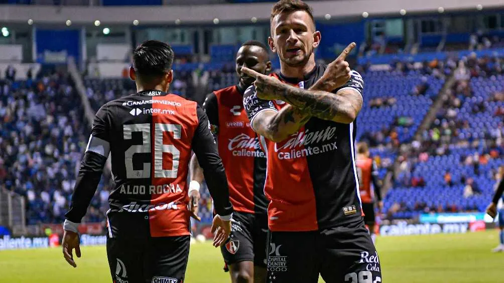 Jugadores de Atlas festejando con Lozano