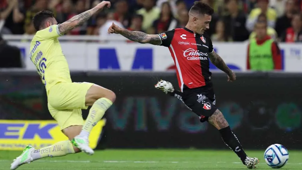 El uruguayo rematando ante el América